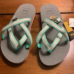 Teva girls size 3 Mush sandals NEW never worn
